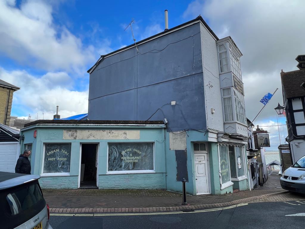 Lot: 30 - TOWN CENTRE FORMER CAFÉ WITH LETTING ROOMS OVER AND PLANNING FOR RESIDENTIAL DWELLING TO REAR - Side elevation from Bath Road